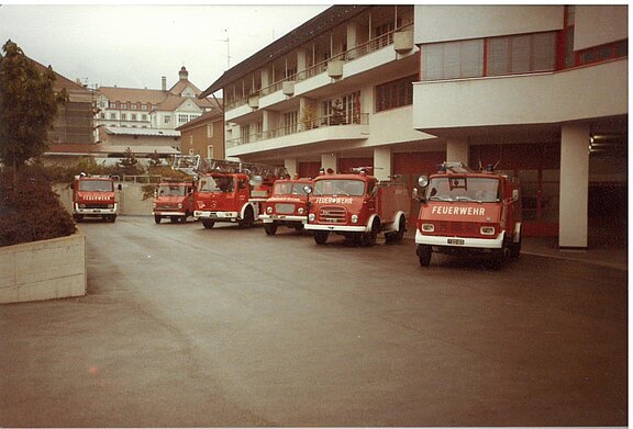 alter_Fuhrpark_vor_dem_neuen_Gerätehaus.jpg  