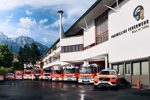 240628-0001_-_Feuerwehr_Hall_-_Fahrzeuge_-_Gruppenfoto_2024.jpg  