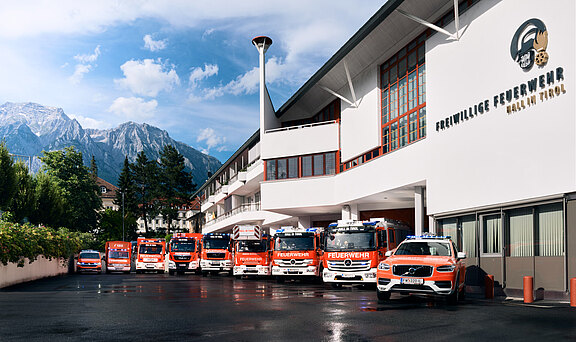 240628-0001_-_Feuerwehr_Hall_-_Fahrzeuge_-_Gruppenfoto_2024.jpg  